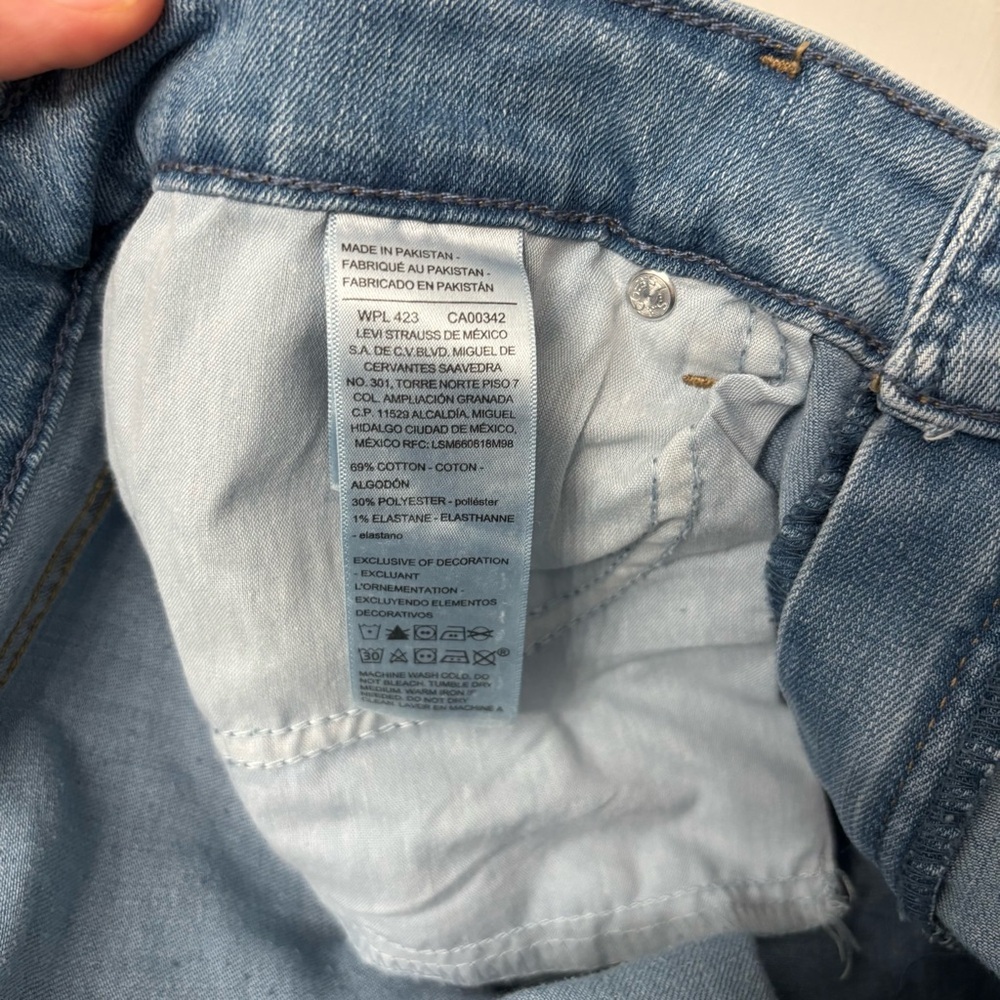 Light Wash Cuffed Denim Shorts | Levi’s 10 (W30) - Picture 6 of 12